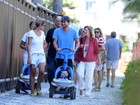Marcelo Serrado passeia com a família no Rio