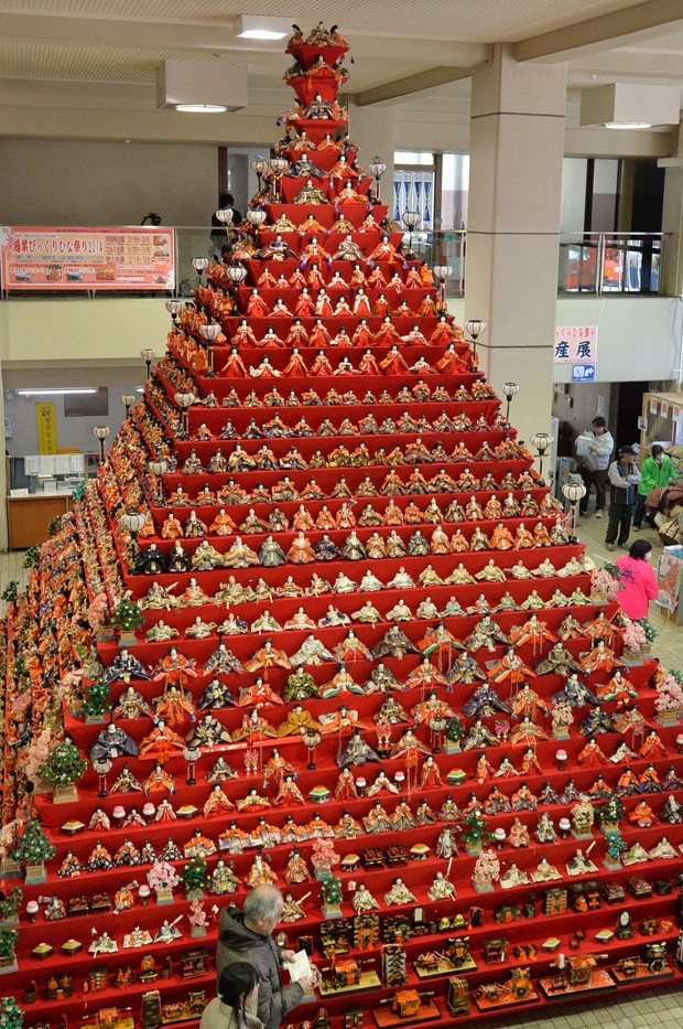 Evento conta com pirâmide de 7m de altura com mais de 1.800 bonecas tradicionais japonesas (Foto: Kazuhiro Nogi/AFP)