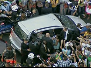Povo cerca o carro do Papa Francisco/GNews (Foto: Reprodução Globo News)