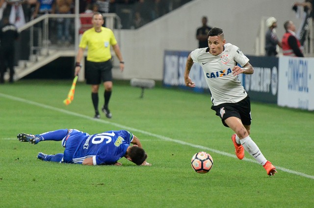 Canetas, chapéus e assistências: Arana brilha como titular do Corinthians