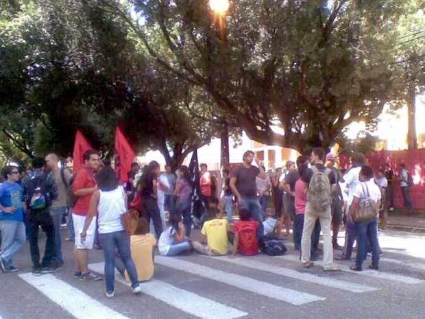 #RevoltadoBusão em frente a Câmara Municipal de Natal (Foto: Fernanda Zauli/G1)