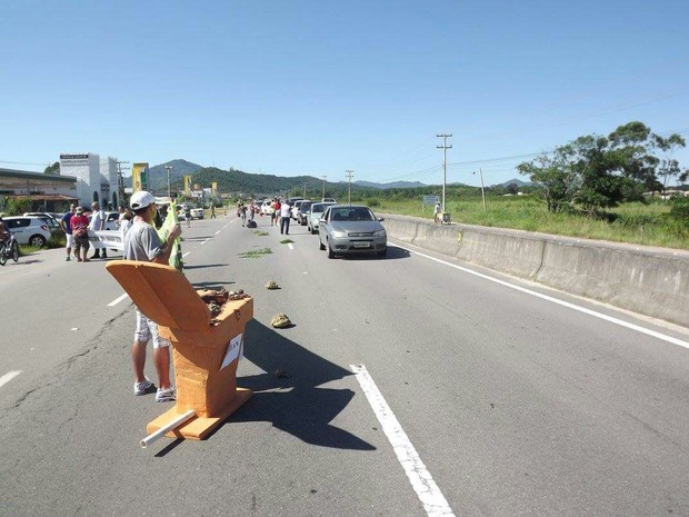 Protesto contra poluição no rio Papaquara ocupou pista na SC-401 (Foto: Eduardo Dahse/Divulgação)