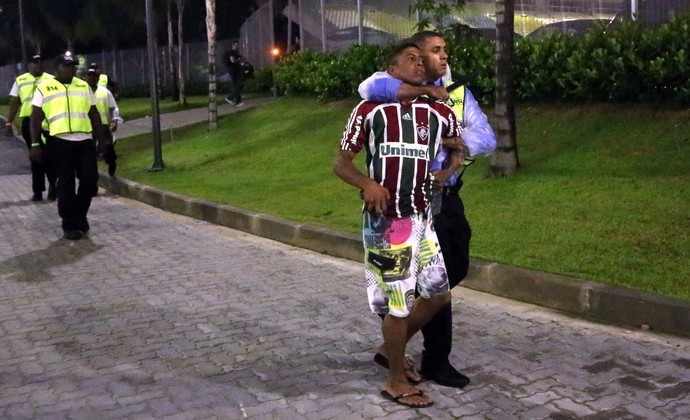 Torcida confusão invasão Fluminense  (Foto: Guilherme Pinto / O Globo)