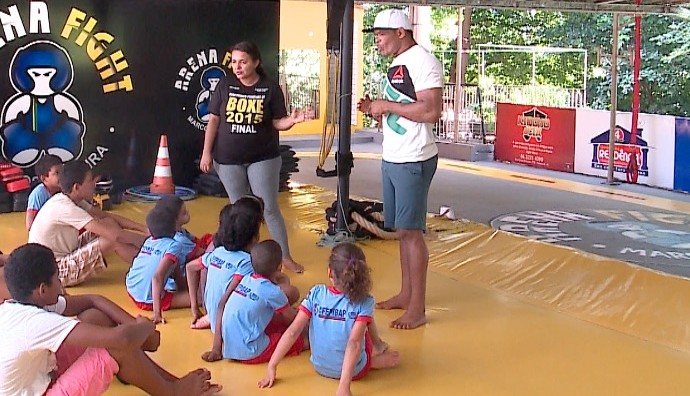 Massaranduba brinca com crianças em Teresina (Foto: TV Clube)
