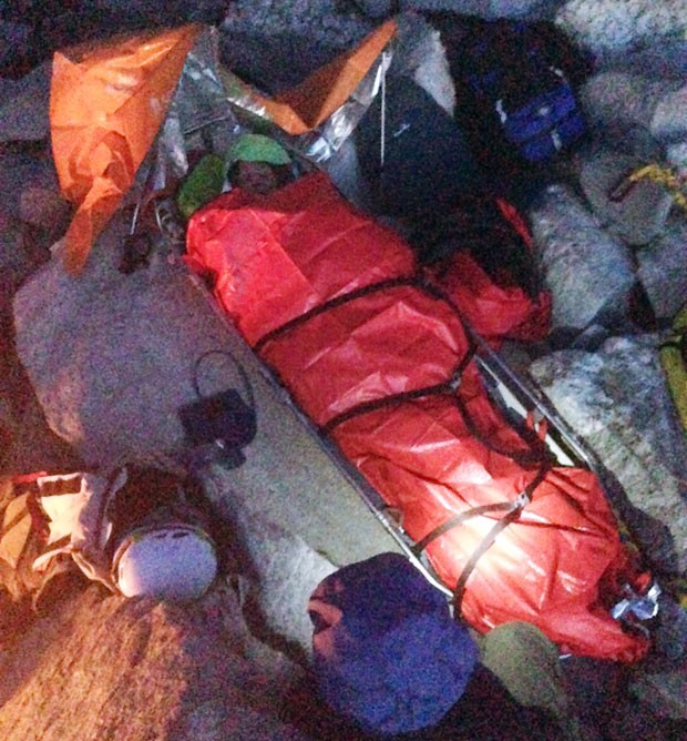 Mulher passou a madrugada em local de acidente aguadando sua retirada (Foto: Priest Lake Search & Rescue, Mike Nielsen/AP) Mulher passou a madrugada em local de acidente aguadando sua retirada (Foto: Priest Lake Search & Rescue, Mike Nielsen/AP)
