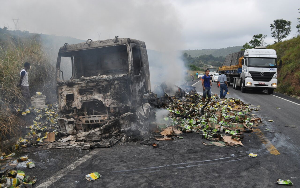 Carga de leite acabou espalhada na pista, próxima ao acostamento (Foto: Danuse Cunha/ Itamaraju Notícias)