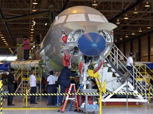 Bombardier diz que já começou a montar o CSeries e pretende iniciar testes de voo até o final do ano (Foto: Reuters)