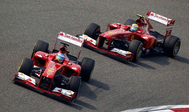 Felipe Massa e Fernando Alonso, pilotos da Ferrari, estão entre os cinco primeiros do Mundial (Foto: Reuters/Reprodução: Globoesporte.com)