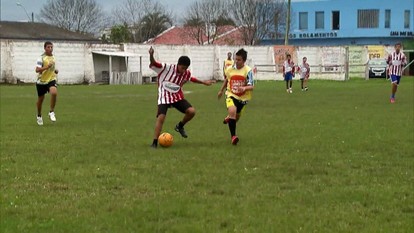 Crianças dos extremos do Brasil dividem paixão pelo futebol