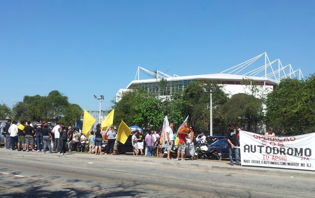 Manifestação no Autódromo Nelson Piquet (Foto: Lydia Gismondi / Globoesporte.com)