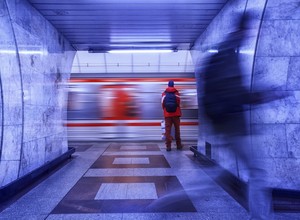 Hoje, os atrasos que se acumulam em estações de trem e metrô podem levar os operadores a ultrapassar a velocidade segura numa tentativa de compensar o tempo perdido (Foto: Thinkstock)