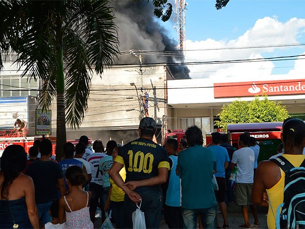 Incêndio em imóvel no centro de Feira de Santana, na bahia (Foto: Ed Santos/Acorda Cidade)