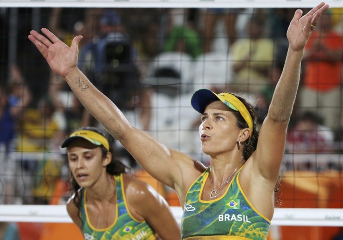 Larissa e Talita comemoram vitória no vôlei de praia contra dupla suíça (Foto: Adrees Latif/Reuters)