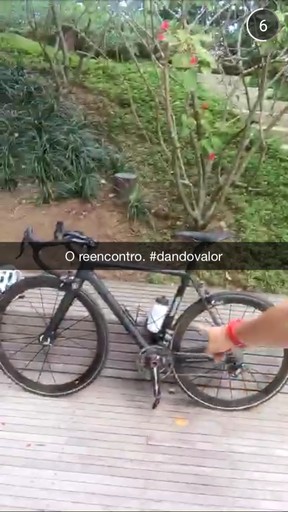 Luciano Huck volta a pedalar (Foto: Snapchat / Reprodução)