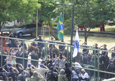 Bandeiras foram hasteadas como símbolo da ocupação (Foto: Agência Brasil)