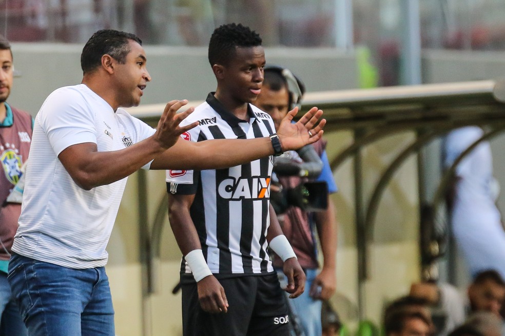 Roger Machado dá uma atenção especial para Cazares e conversa muito com o meia (Foto: Bruno Cantini)