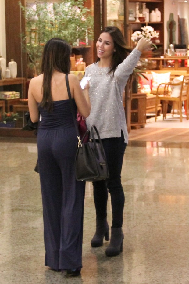 Carla Diaz e Pérola Faria em shopping do Rio (Foto: Wallace Barbosa / AgNews) Carla Diaz e Pérola Faria em shopping do Rio (Foto: Wallace Barbosa / AgNews)