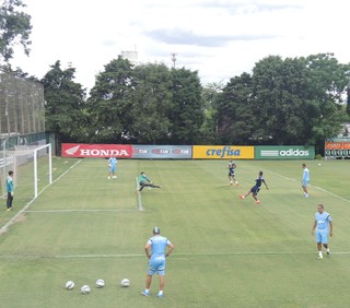 Barrios e Gabriel Jesus treinam finalização; Gabriel corre em campo