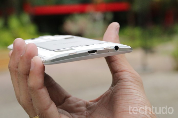 Entradas para fone de ouvido e microUSB ficam localizadas na parte inferior do LG G3 (Foto: Lucas Mendes/TechTudo) Entradas para fone de ouvido e microUSB ficam localizadas na parte inferior do LG G3 (Foto: Lucas Mendes/TechTudo)