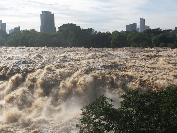 Rio Piracicaba entrou em estado de emergência nesta segunda (Foto: Thainara Cabral/G1)