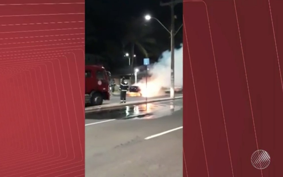 Carro pegou fogo em frente ao quartel do Exército e bombeiros apagaram chamas (Foto: Divulgação/ TV Bahia)