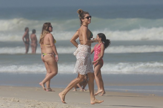 Grazi Massafera na praia com a filha Sofia (Foto: Dilson Silva/ AG. News) Grazi Massafera na praia com a filha Sofia (Foto: Dilson Silva/ AG. News)
