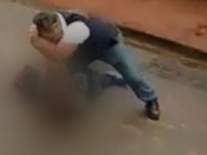 Policial agride colega da filha e saca arma na porta de escola em Trindade, em Goiás (Foto: Reprodução/TV Anhanguera)