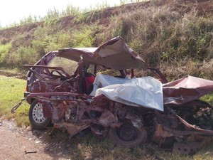 Os três ocupantes do carro morreram no local  (Foto: PRF/ Digulgação)