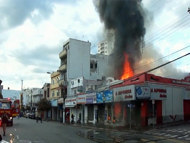 Incêndio atinge cinco lojas no Centro de Pouso Alegre (Foto: Magson Gomes / EPTV)