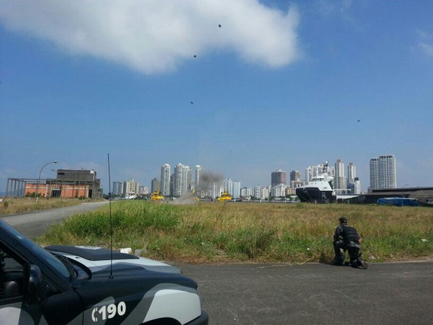 Pedaços da bomba foram vistos no ar (Foto: Solange Freitas/TV Tribuna)