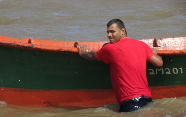 Barco quebra, 'gremista do caiaque' encalha em frente ao CT do Inter e ouve piada (Foto: Tomás Hammes/GLOBOESPORTE.COM) Barco quebra, 'gremista do caiaque' encalha em frente ao CT do Inter e ouve piada (Foto: Tomás Hammes/GLOBOESPORTE.COM)
