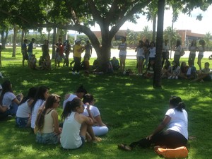 Alunos escutam profesores antes do protesto em Palmas (Foto: Elisangela Farias/G1)