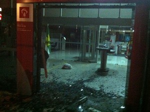 Porta de vidro de uma agência bancária foi quebrada durante o #RevoltadoBusão, em Natal (Foto: Felipe Gibson/G1)