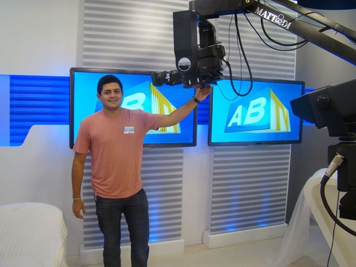 Renan no estúdio da TV Asa Branca, em Caruaru.  (Foto: Arquivo Pessoal)