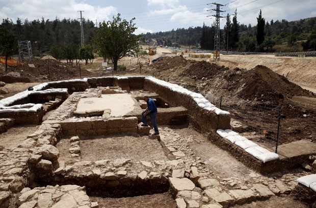 Homem anda em local de escavação onde igreja de 1.500 anos foi achada por arqueólogos perto de Jerusalém, em Israel (Foto: Ronen Zvulun/Reuters)