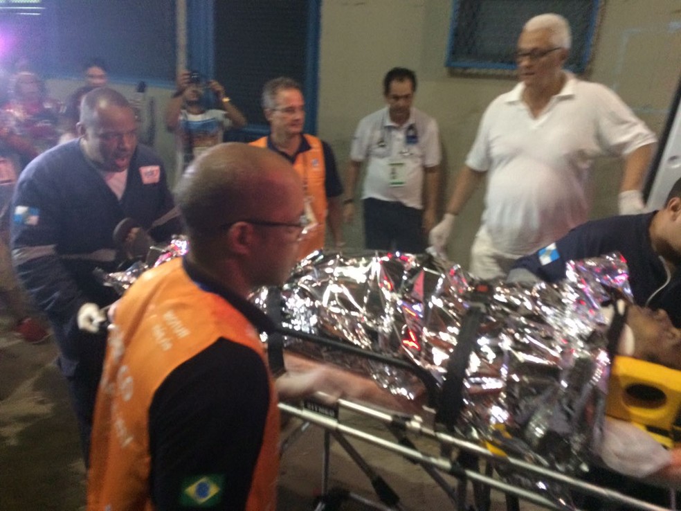 Feridos no desfile da Paraíso do Tuiuti foram levados para os hospitais Souza Aguiar, no Centro, e Miguel Couto, na Gávea (Foto: G1 Rio)