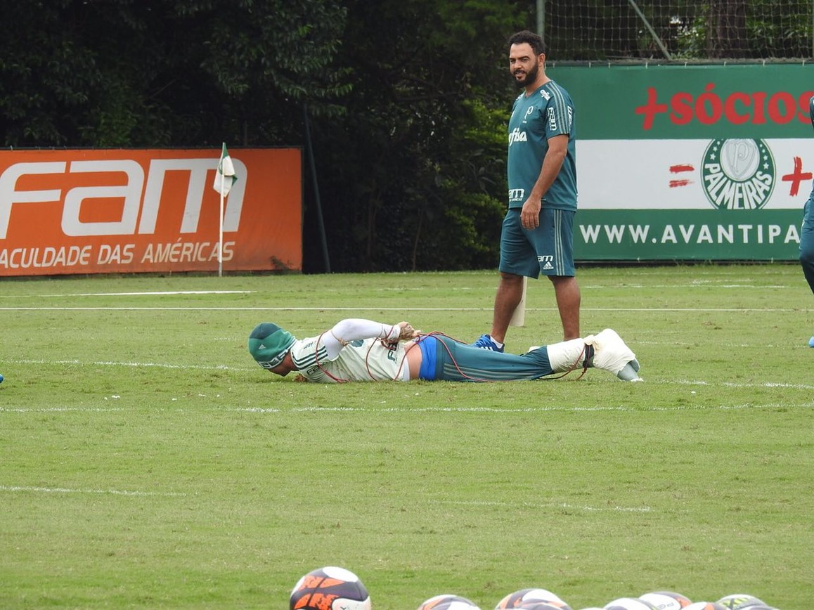 Caça ao Róger Guedes: palmeirenses brincam e perseguem atacante em treino