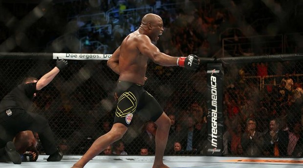 Anderson Silva nocauteia Stephan Bonnar no UFC 153 (Foto: EFE)