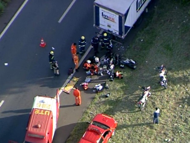 Bombeiros atendem motociclista que se chocou contra um caminhão na BR-060, no Distrito Federal, na manhã desta segunda (29) (Foto: TV Globo/Reprodução)
