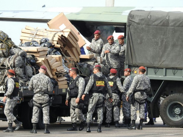 Homens da Força Nacional desembarcaram nesta terça em Manaus (Foto: Adneison Severiano/G1 AM)