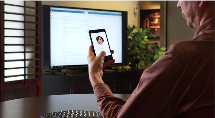 Windows 10 para smartphones poderá trabalhar com duas telas diferentes no modo Continuum (Foto: Reprodução/Microsoft)