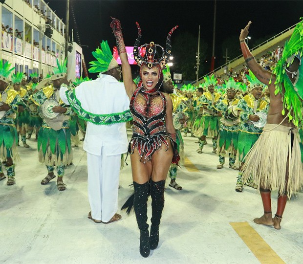 Quitéria Chagas desfila como Rainha de Bateria da Império Serrano (Foto: Thyago Andrade/ Brazil News)
