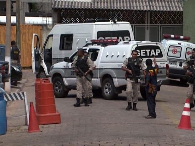 Policiais na frente de Presídio de São Lourenço, MG (Foto: Tarciso Silva / EPTV)