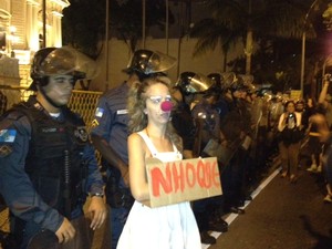 Manifestante faz sátira ao Batalhão de Choque (Foto: Alba Valéria Mendonça/G1)