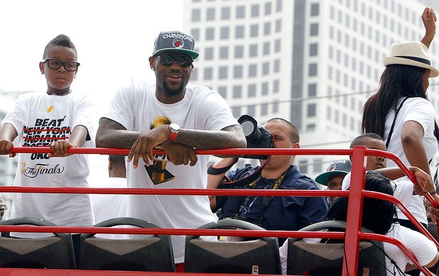 LeBron James na carreata de comemoração do Miami Heat (Foto: AP)