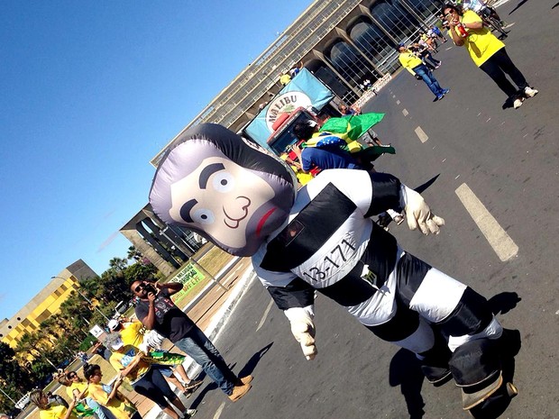Manifestante vestido de Pixuleco durante protesto em Brasília contra Dilma e a favor da Operação Lava Jato (Foto: Renan Ramalho/G1) Manifestante vestido de Pixuleco durante protesto em Brasília contra Dilma e a favor da Operação Lava Jato (Foto: Renan Ramalho/G1)
