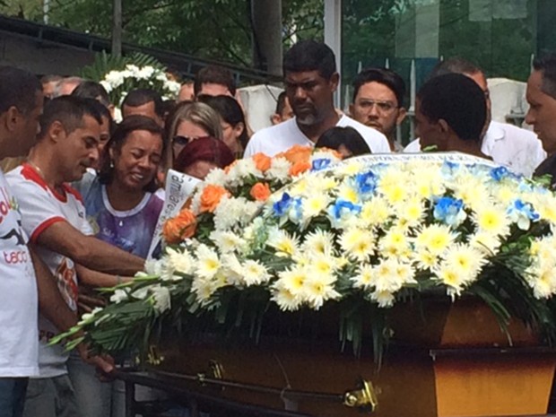 Amigos e familiares não se conformaram com a morte de Raphael Nogueira (Foto: Matheus Rodrigues/ G1)