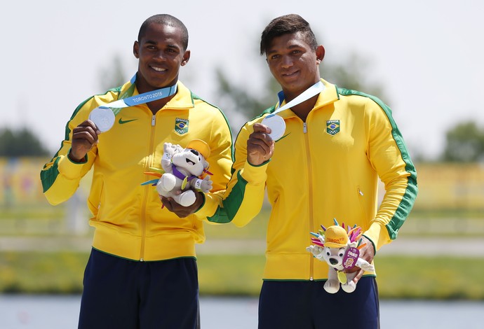Erlon De Souza e Isaquias Queiroz exibem as medalhas (Foto: Jeff Swinger-USA TODAY Sports)