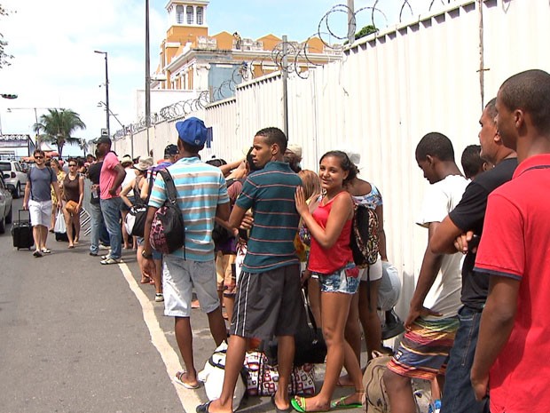 Fila do ferry em Salvador, na Bahia (Foto: Imagem/TV Bahia)