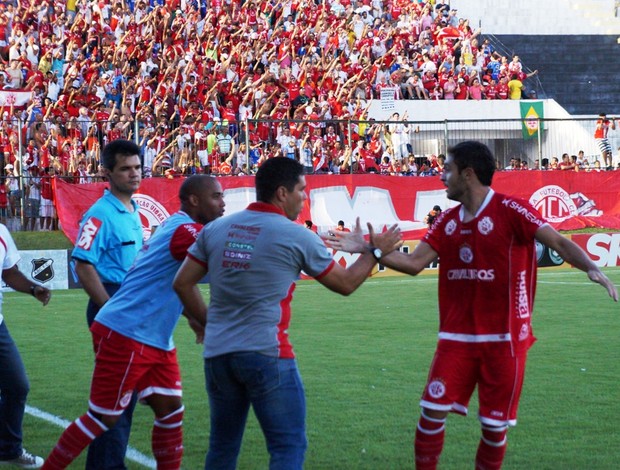 Régis comemora primeiro gol do América-RN com técnico Leandro Sena (Foto: Augusto Gomes)